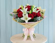 Букет цветов из:  Лилии и Розы в Камбарке
