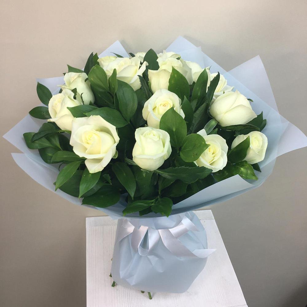 Букет 15 Белых роз Проуд в Камбарке