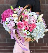 Композиция солнечный день в Камбарке Цветочная композиция из Розы, Хризантемы, Пионы и Лизиантусы в корзине в Камбарке