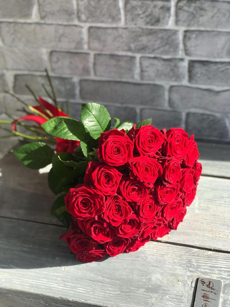 Букет Красные розы Фридом в Камбарке