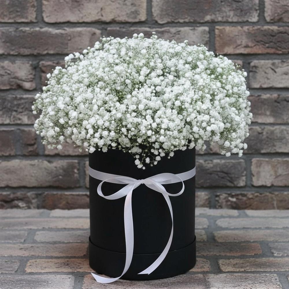 Цветочная композиция из Гипсофила в шляпной коробке в Камбарке