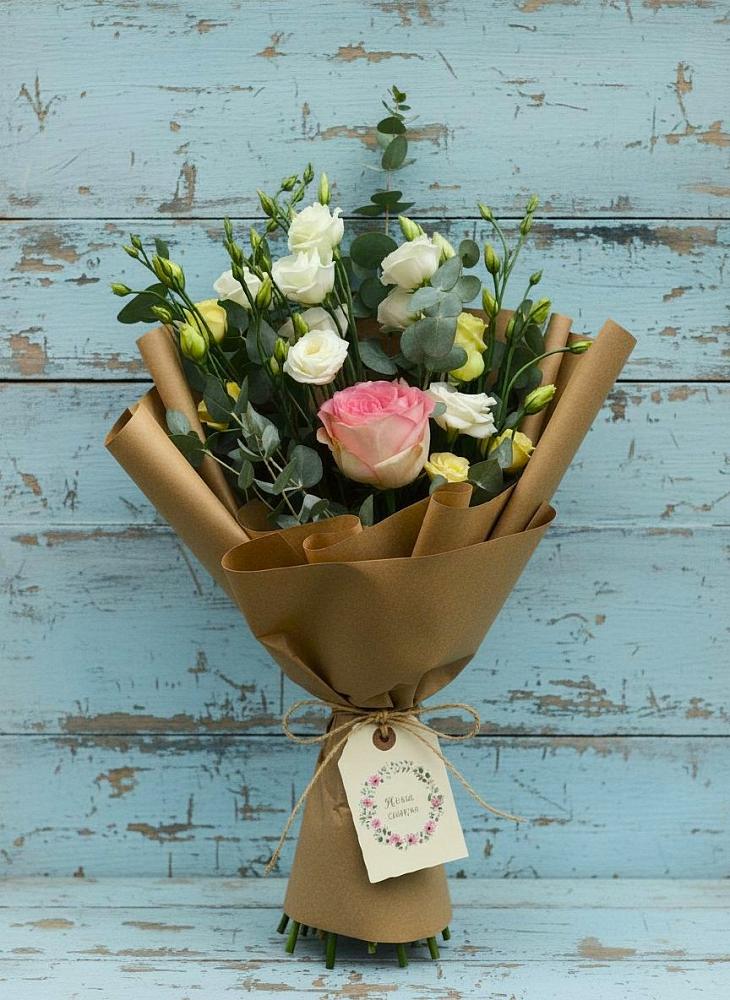 Букет цветов из: Розы и Лизиантусы в Камбарке