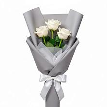 Букет 3 белые розы в Камбарке