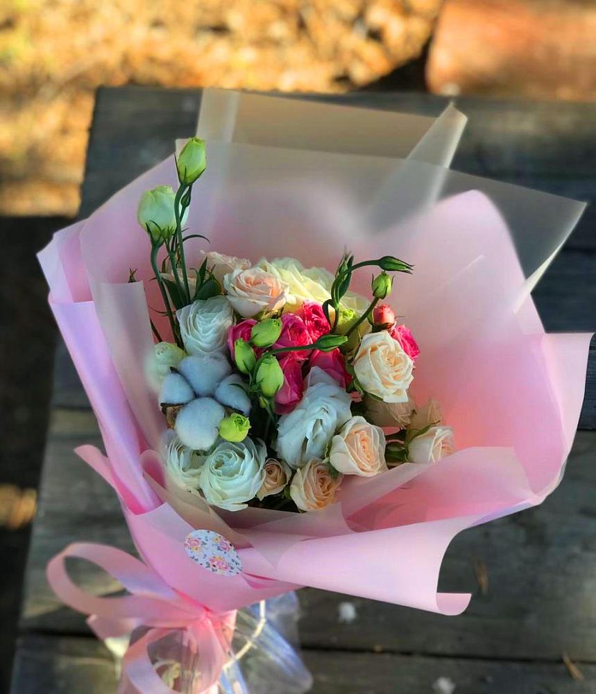 Букет цветов из: Розы и Лизиантусы в Камбарке