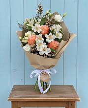 Букет цветов из:  Альстромерии, Лизиантусы, Розы и Хризантемы в Камбарке