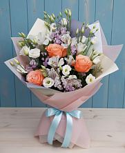 Букет цветов из:  Лизиантусы, Розы, Альстромерии и Гипсофила в Камбарке