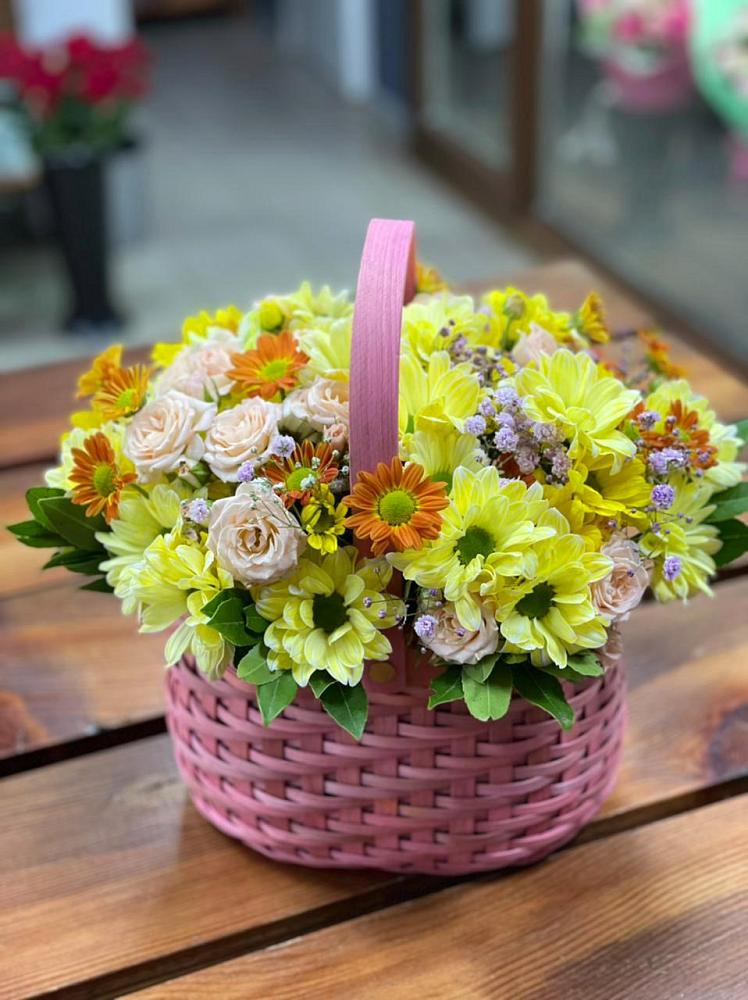 Цветочная композиция из Хризантемы и Розы в корзине в Камбарке