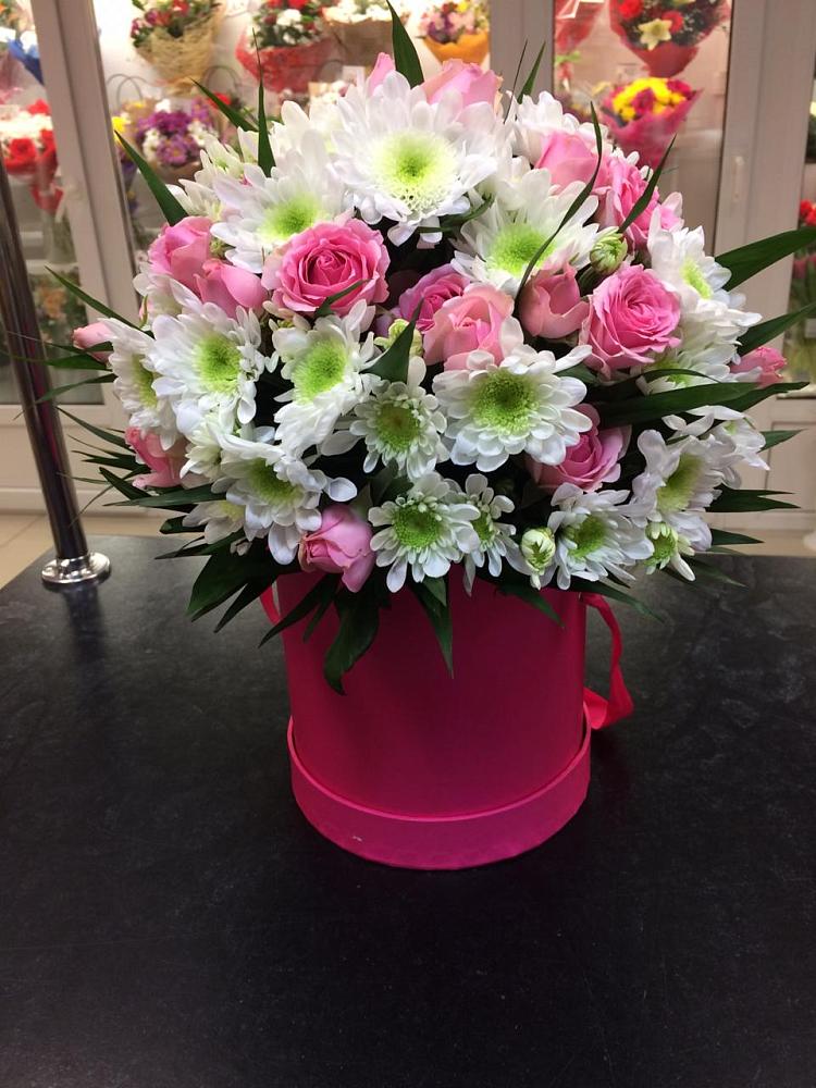 Цветочная композиция из Розы и Хризантемы в шляпной коробке в Камбарке