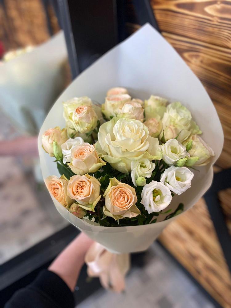 Букет цветов из: Розы и Лизиантусы в Камбарке